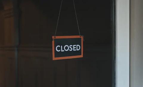 A door sign that reads 'Closed'